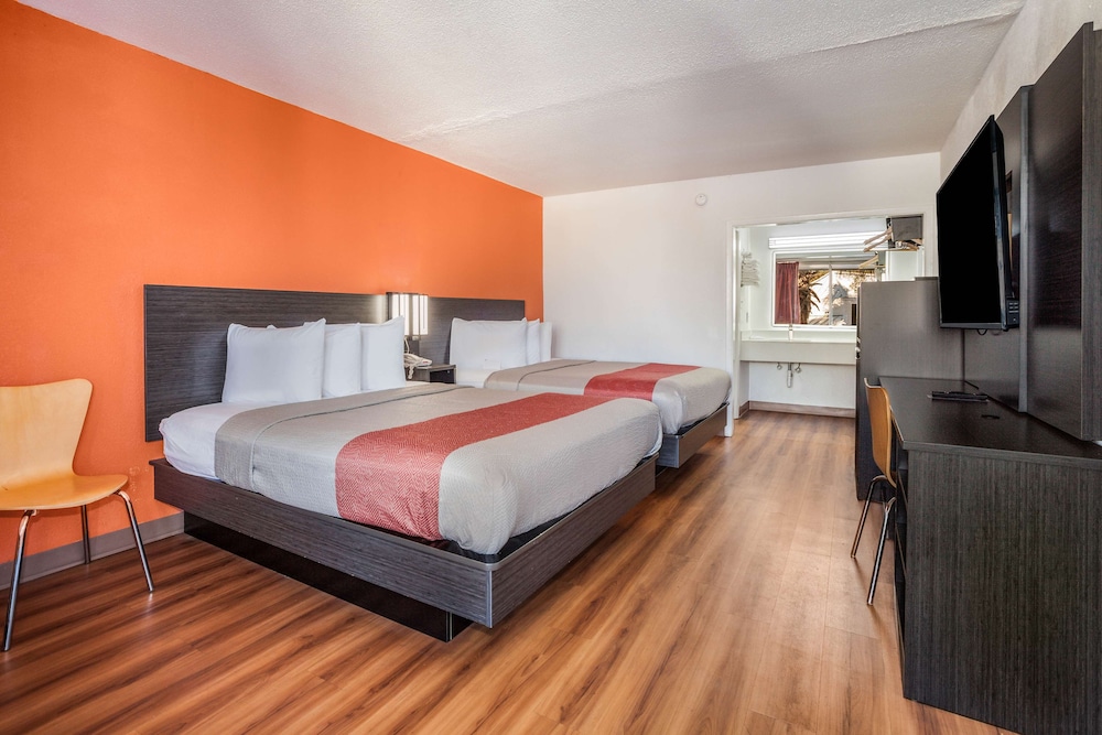 Standard Room, 2 Queen Beds, Non Smoking, Refrigerator & Microwave - Photo 2