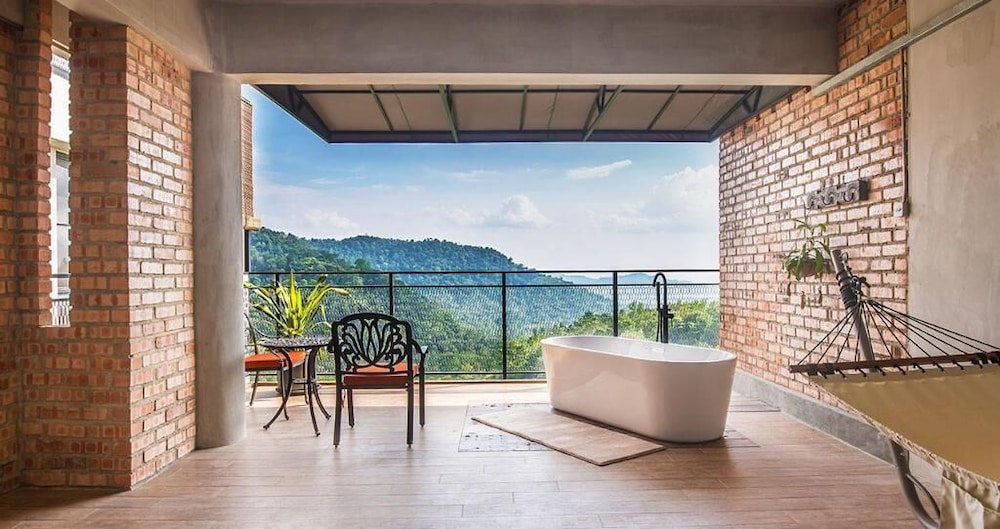 Panoramic Room with Balcony - Photo 5
