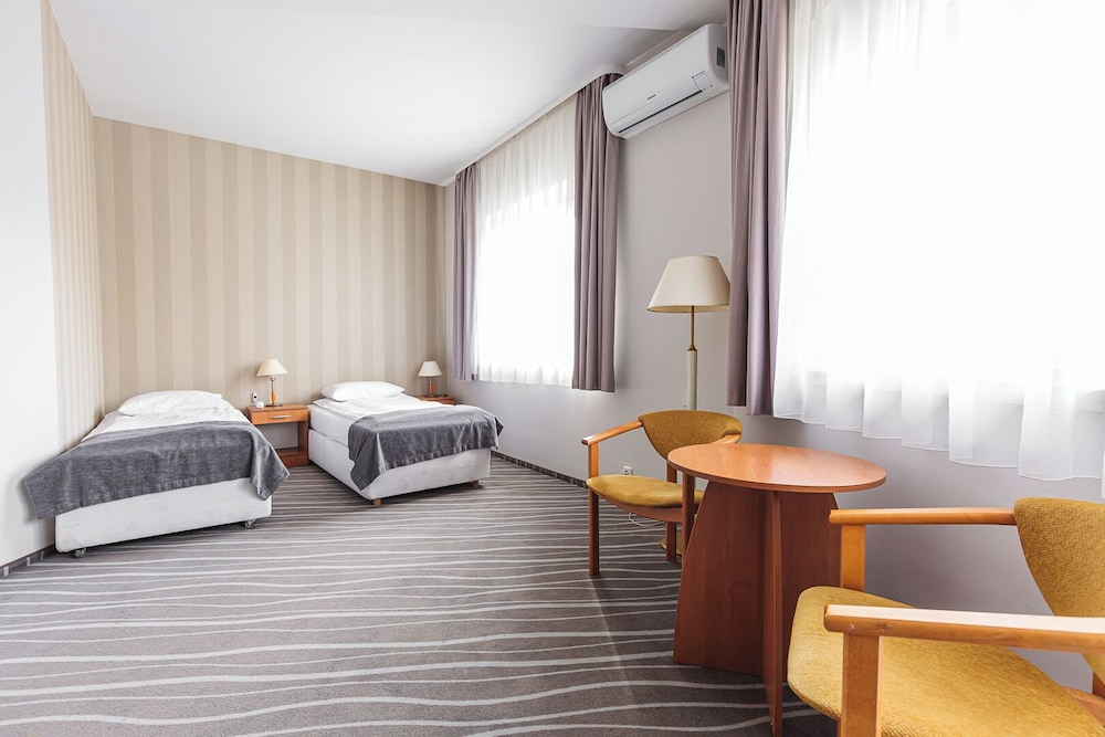 Business Twin Room - Photo 2
