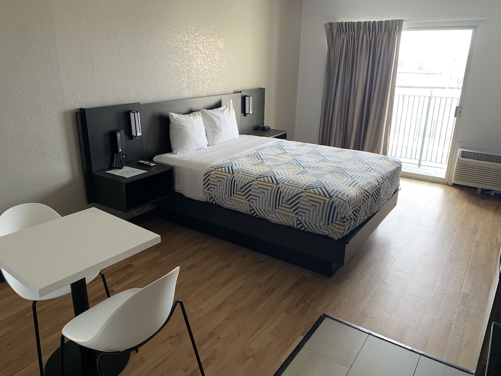 Standard Room, 1 Queen Bed, Non Smoking, Kitchenette - Photo 2