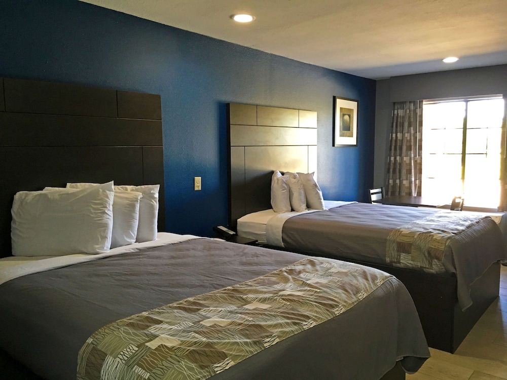 Room, 2 Queen Beds, Smoking - Photo 2