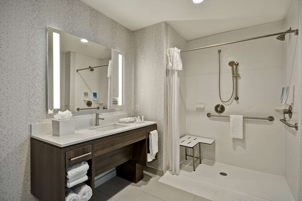 Studio, 2 Queen Beds, Accessible (Mobility & Hearing, Roll-in Shower) photo 2