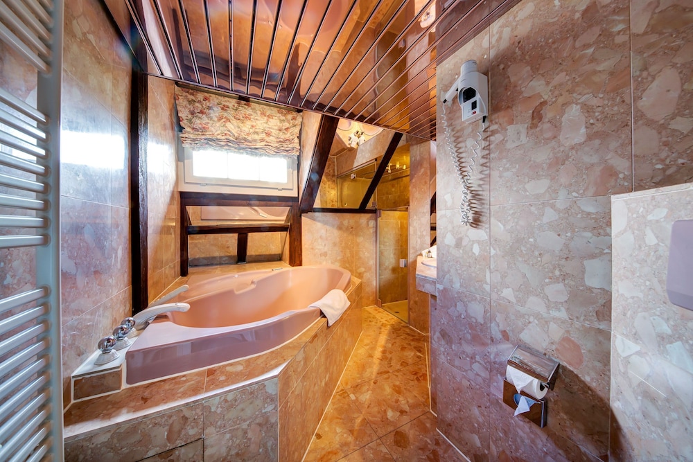 Junior Double Room, 1 King Bed, Non Smoking, Garden View - Photo 5
