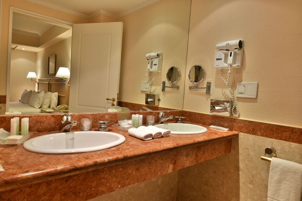 Suite, 1 King Bed, Mountain View (Pool View) thumbnail 6