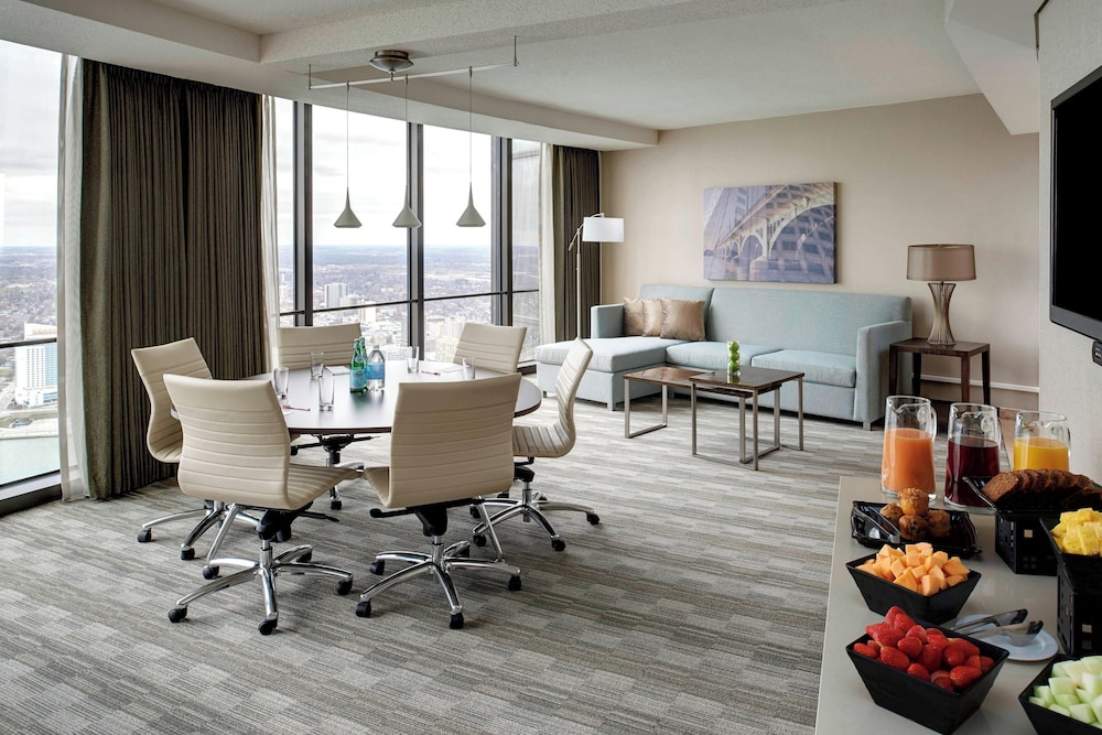 Suite, 1 King Bed, Non Smoking, City View - Photo 1
