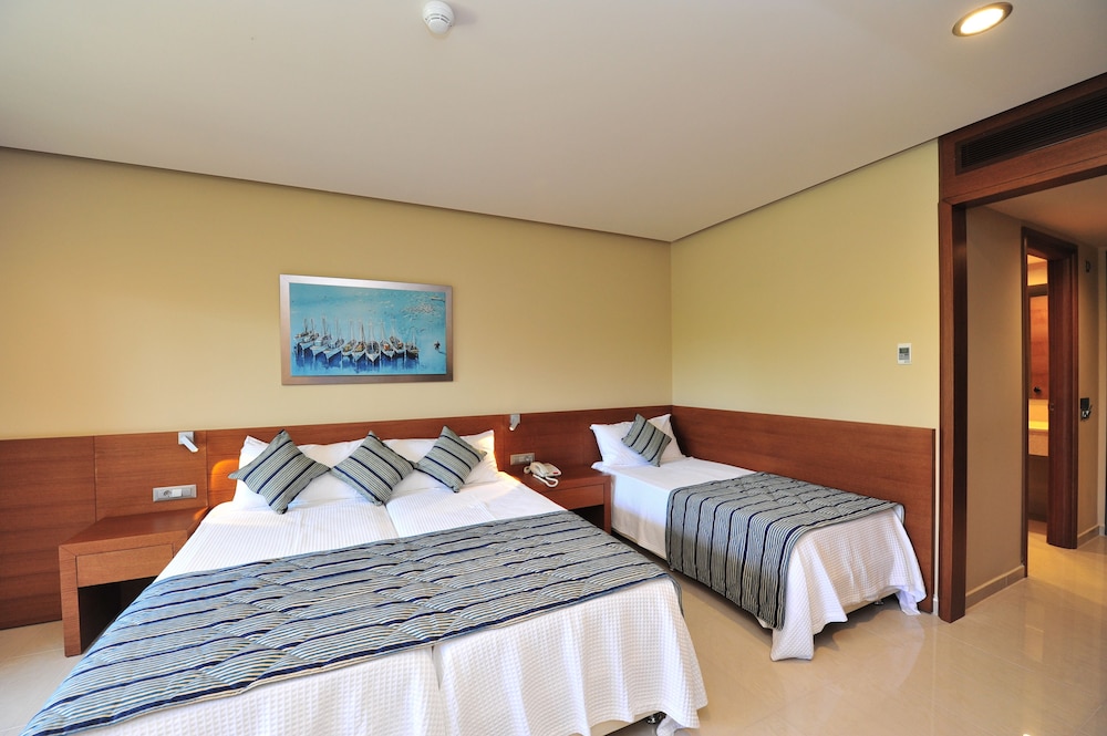Triple Room, Garden View (Deluxe)