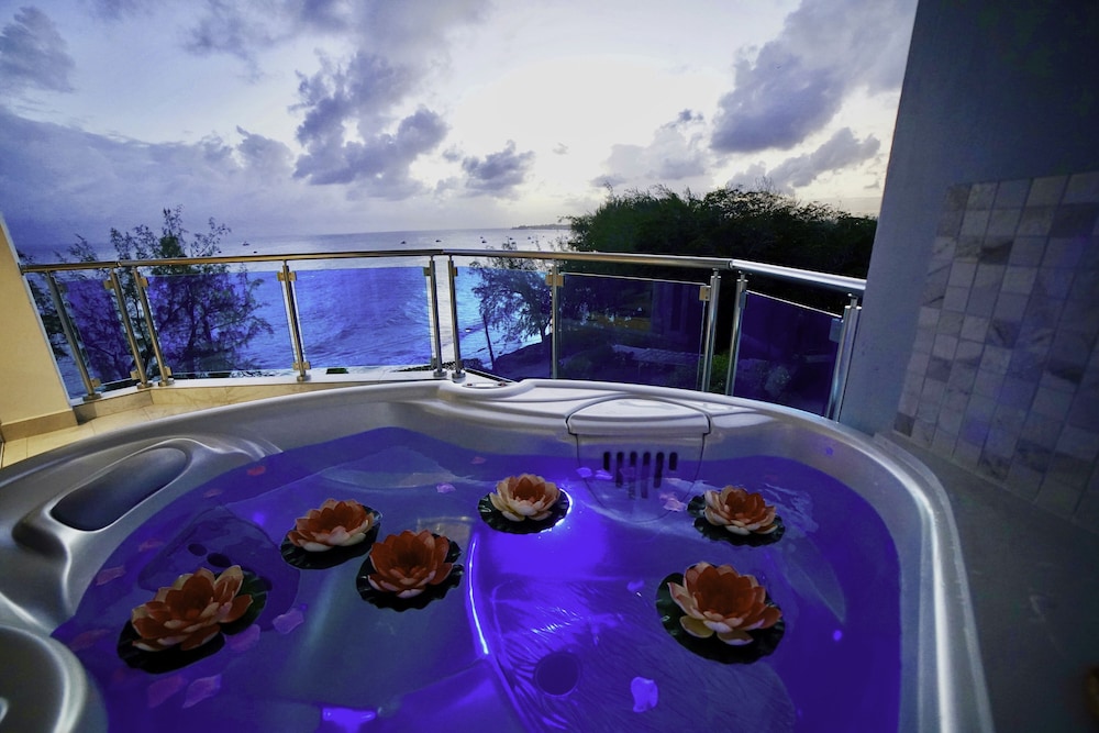 Grand Room, 1 King Bed, Hot Tub, Oceanfront