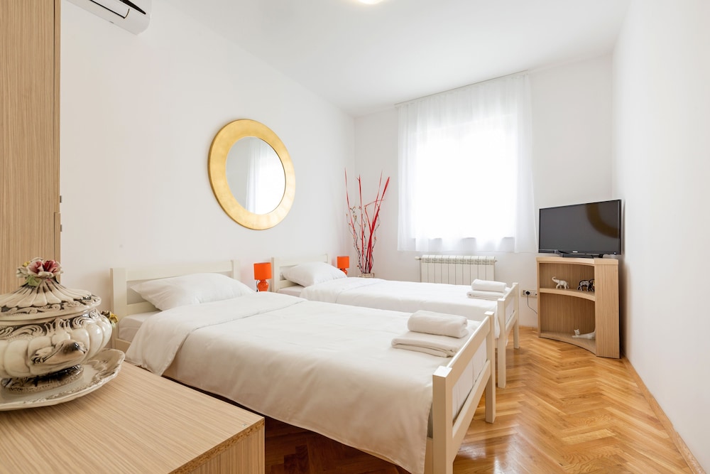 Basic Apartment, 4 Bedrooms, Connecting Rooms, Garden View