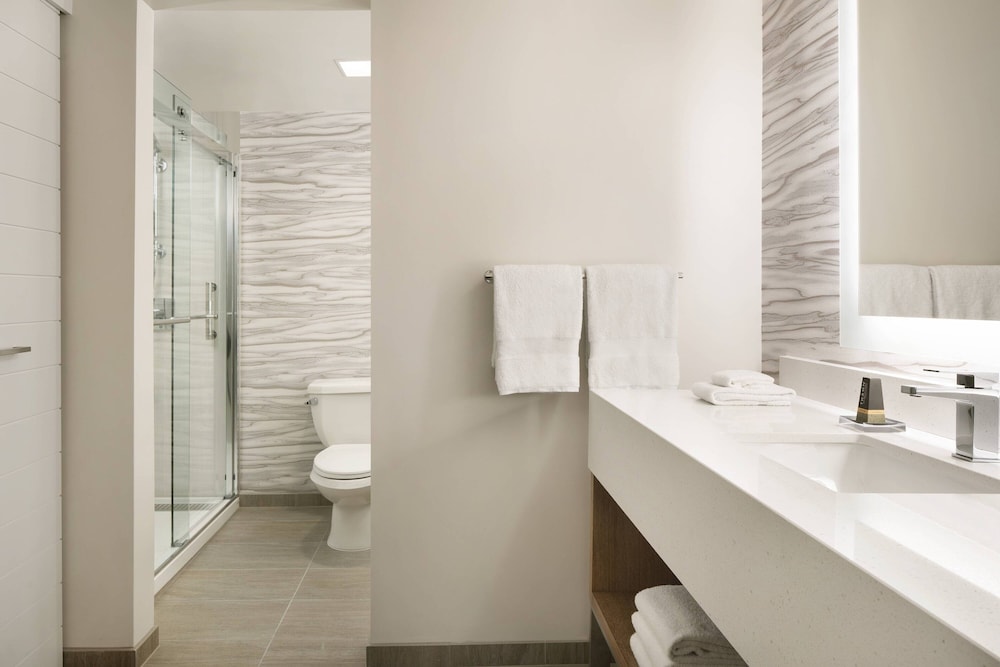 Family Suite (mobility Accessible, Roll-in Shower)