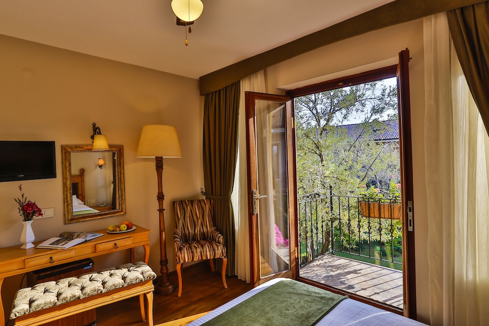 Standard Double Room, Partial Sea View photo 3