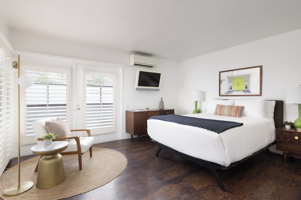 Standard Room, 1 King Bed, Kitchenette, Mountain View