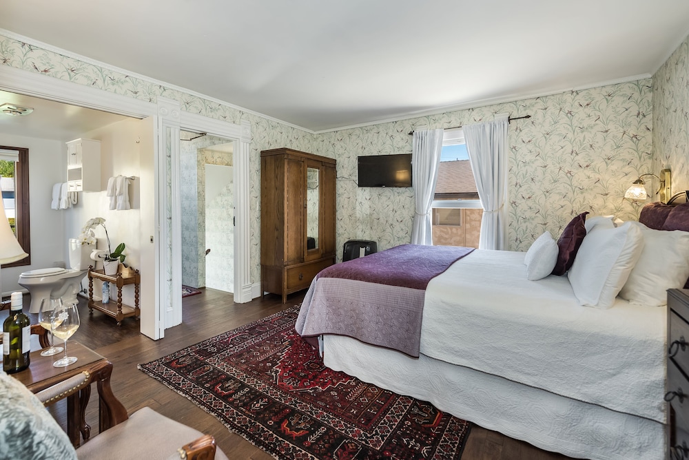 Room, 1 King Bed, Private Bathroom (Partridge Room)