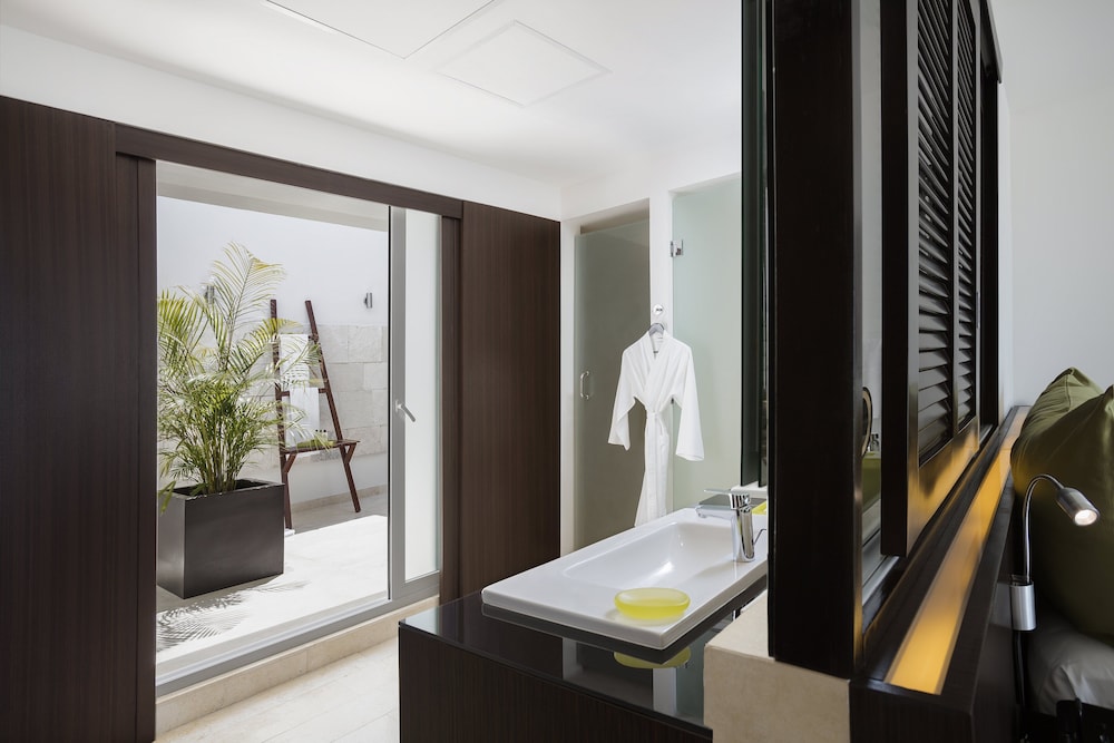Club Queen Suite with Ocean View