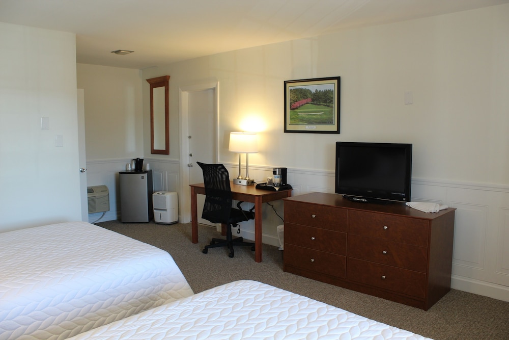 2 Queen Beds, Poolside photo 2