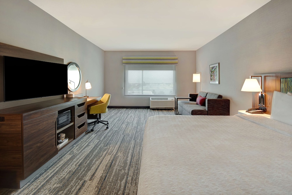 Room, 1 King Bed with Sofa bed, Refrigerator & Microwave - Photo 1