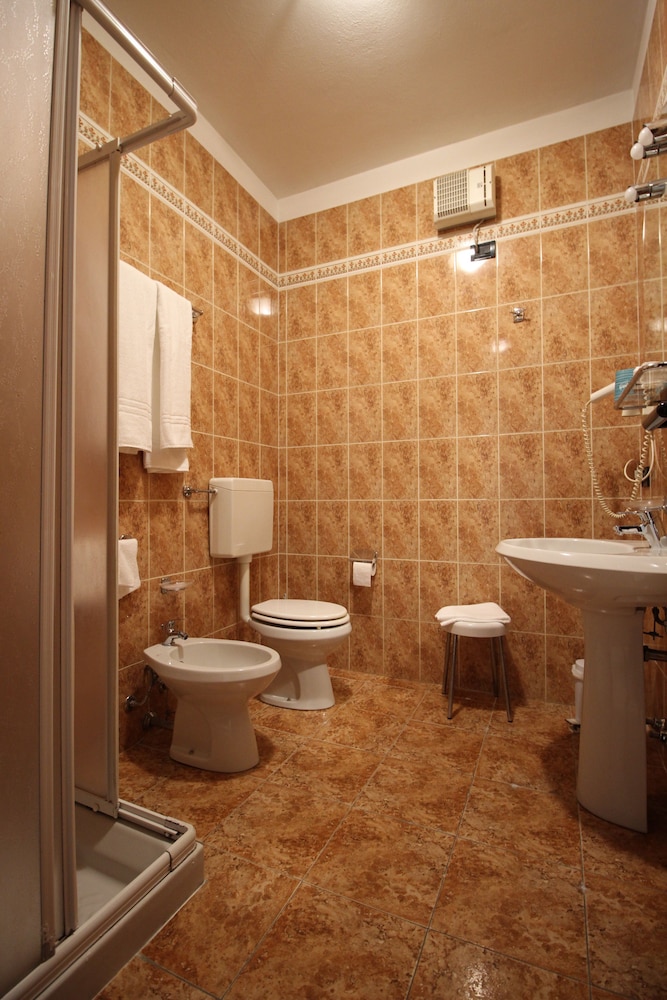 Deluxe Triple Room photo 3