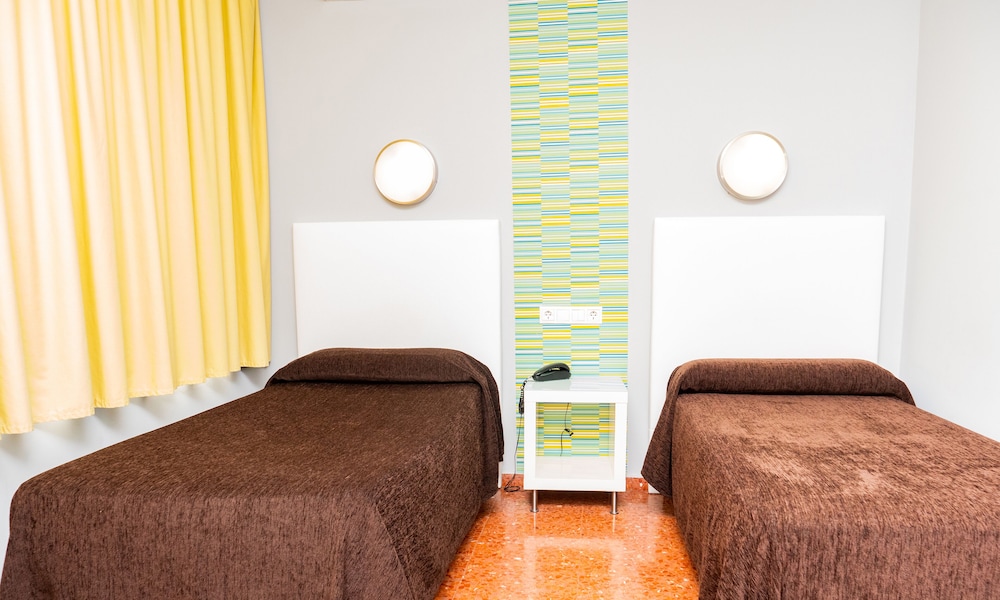 Twin Room - Photo 3