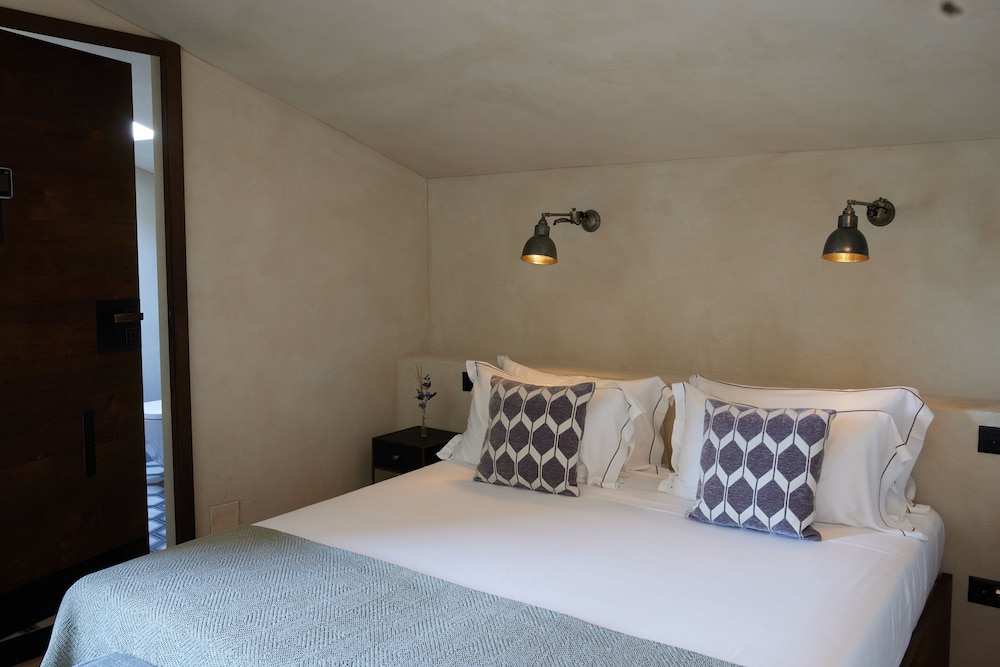 Signature Loft, 1 King Bed with Sofa bed, Partial Lake View photo 2