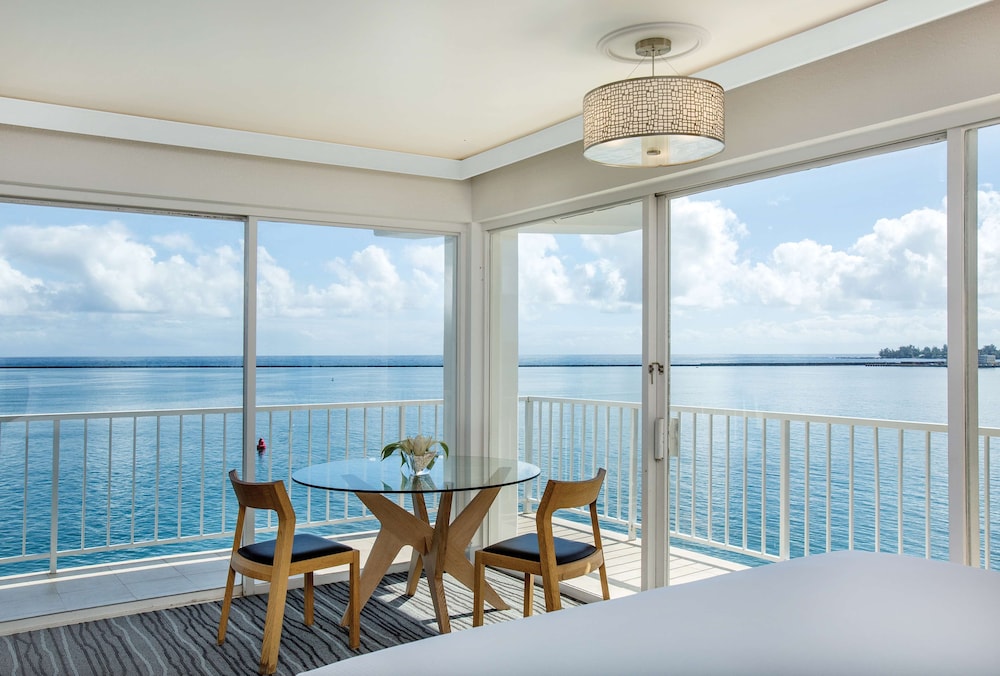 Junior Suite, 1 King Bed, Non Smoking, Oceanfront - Photo 1