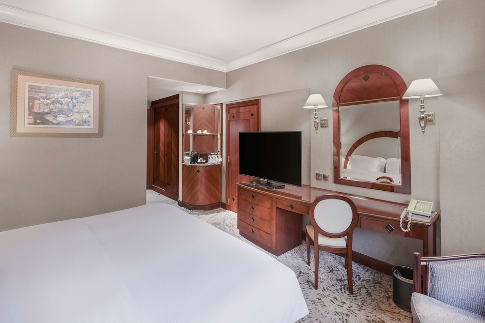Room, 1 King Bed (Partial Haram View) - Photo 6