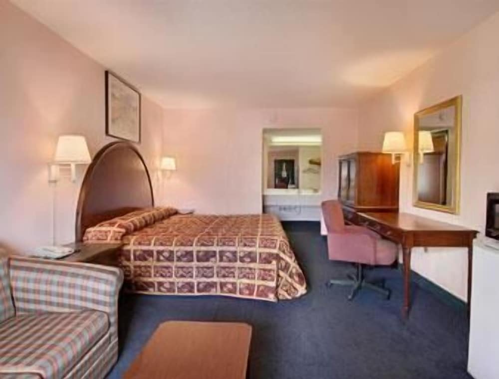 Studio Suite, 1 King Bed, Non Smoking - Photo 2