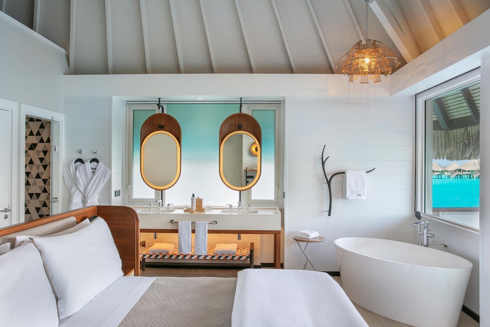 Bungalow, 1 King Bed, Lagoon View (Overwater) photo 2