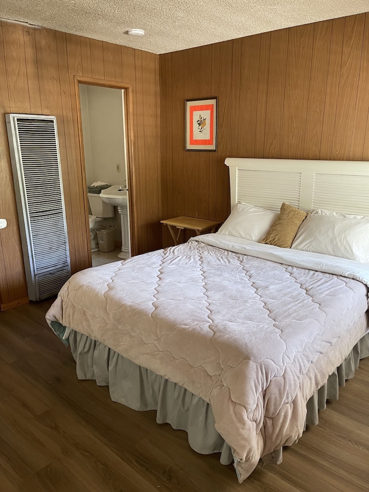 Cabin 3 - 1 Queen Bed photo 2