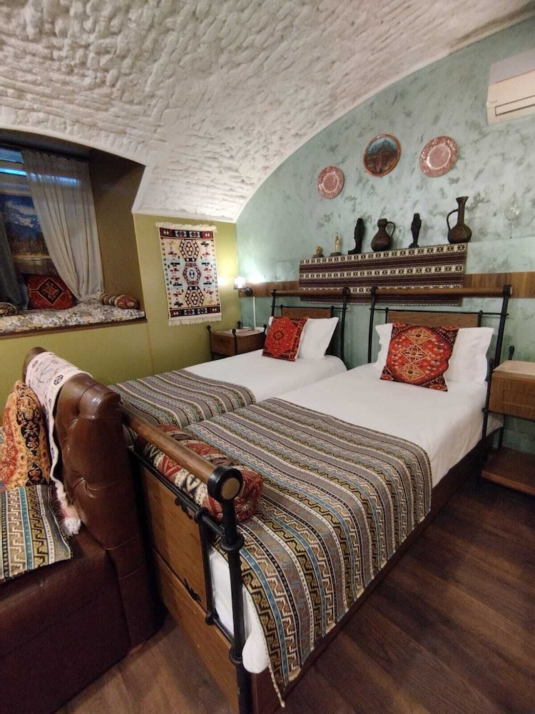 Economy Twin Room photo 1