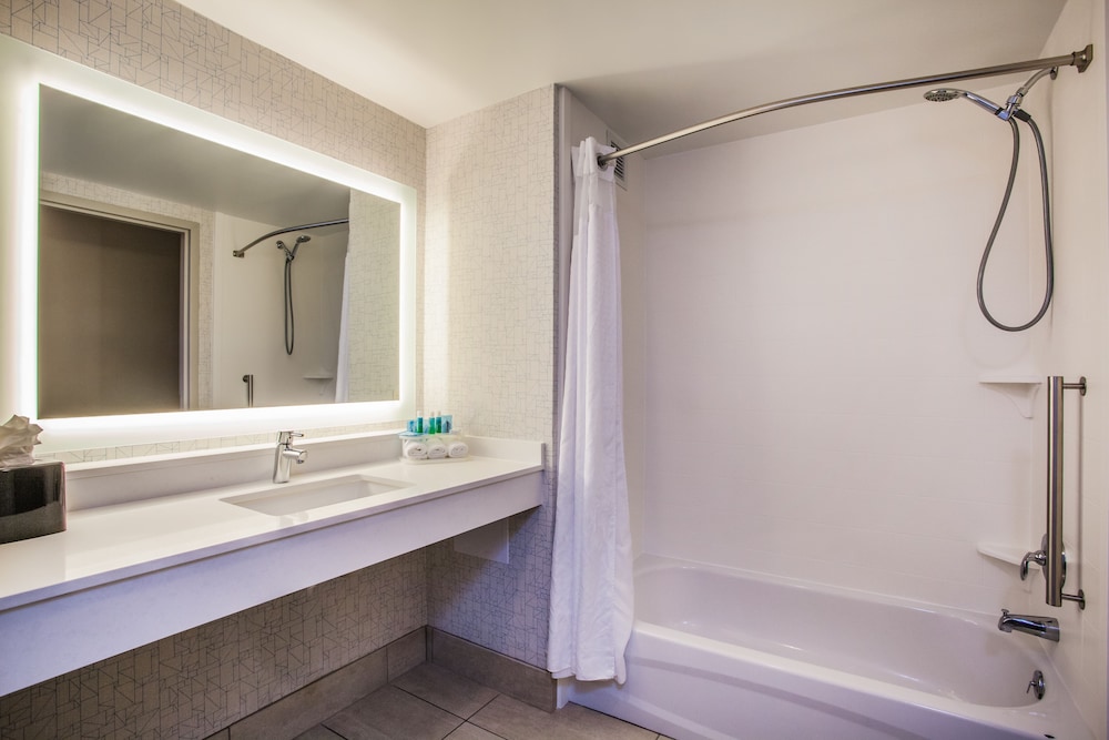 Suite, 2 Queen Beds, Accessible (Communications)
