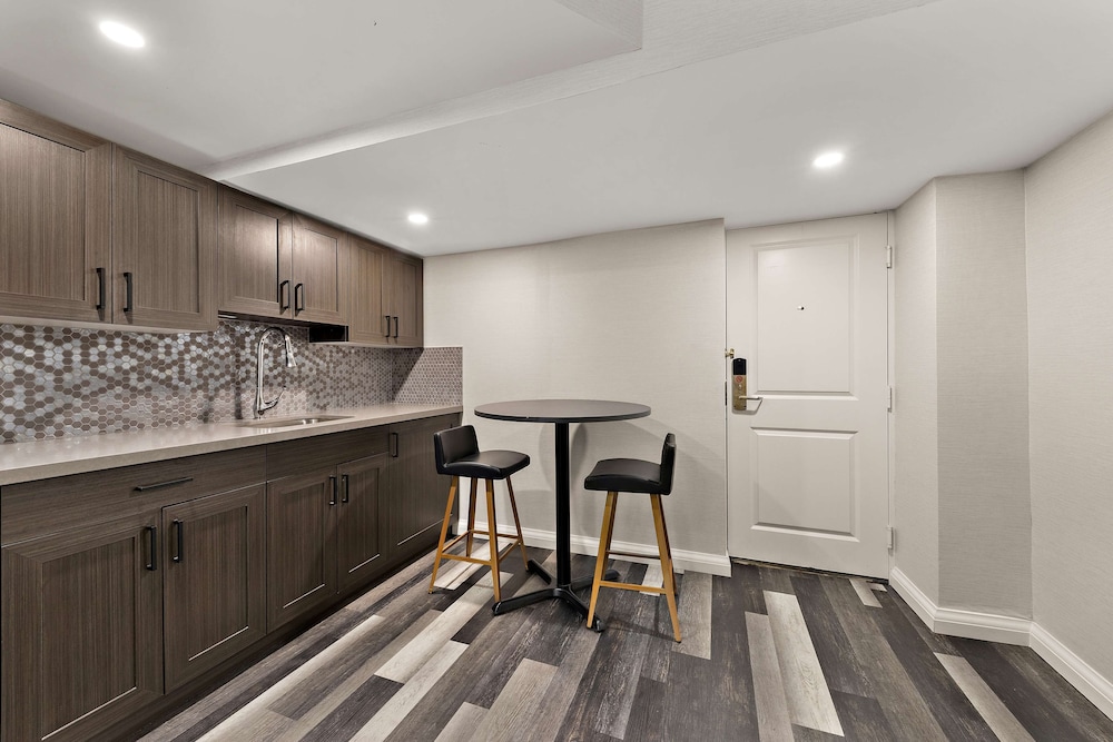 Suite, Multiple Beds, Non Smoking, Kitchenette (Walk-in Shower;Larger Room) - Photo 6