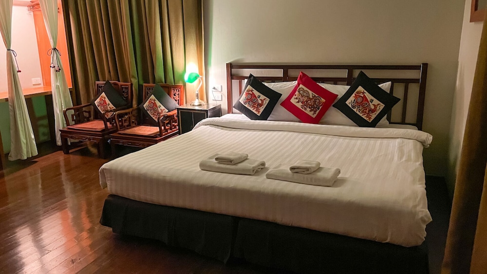 Deluxe Room, 1 King Bed, Canal View photo 3