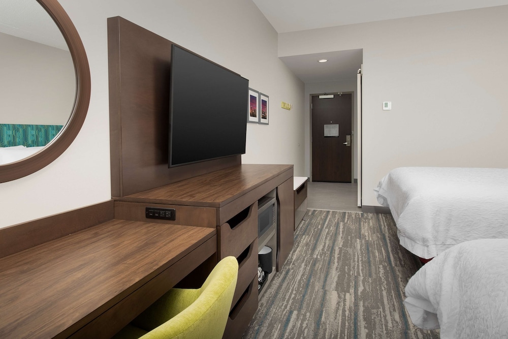 Room, 2 Queen Beds, Refrigerator & Microwave - Photo 3
