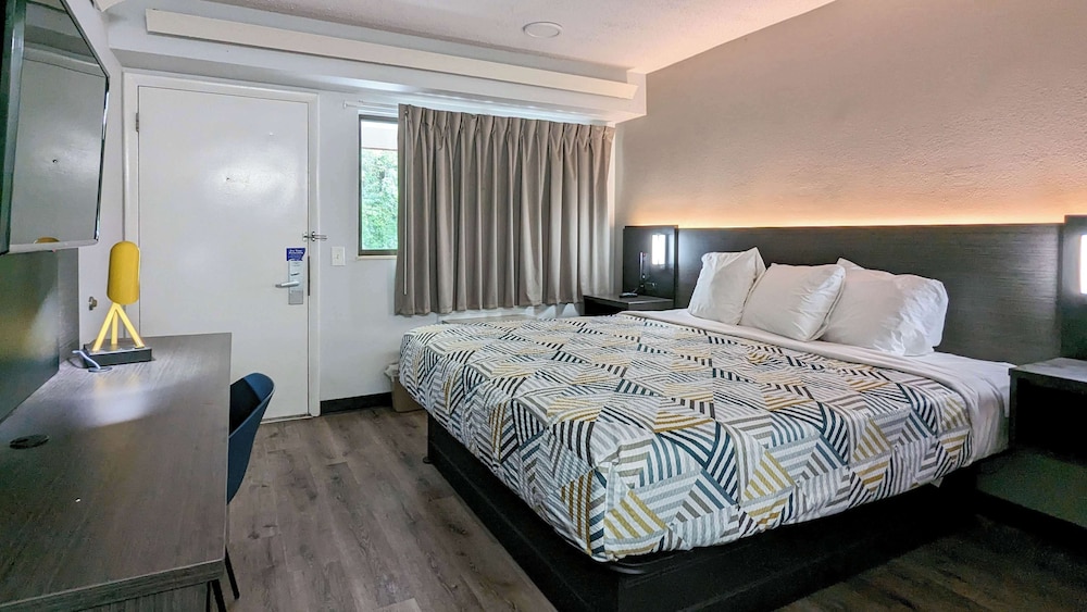 Deluxe Room, 1 Queen Bed, Non Smoking, Refrigerator & Microwave photo 1