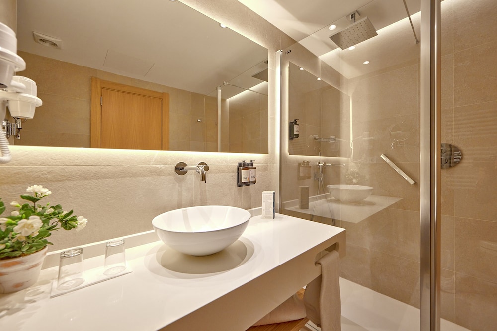 Comfort Room, Balcony, Partial Sea View