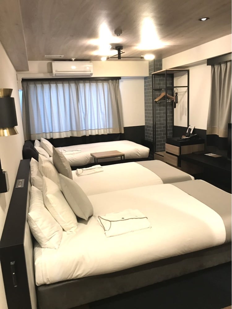Hollywood Twin Room, Non Smoking 22square meters thumbnail 5