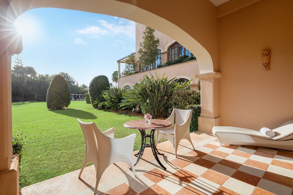 Junior Suite, 1 King Bed, Garden Access - Photo 9