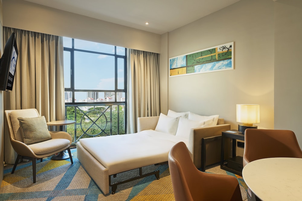 Suite, 1 Bedroom, Kitchenette (High Floor) photo 3