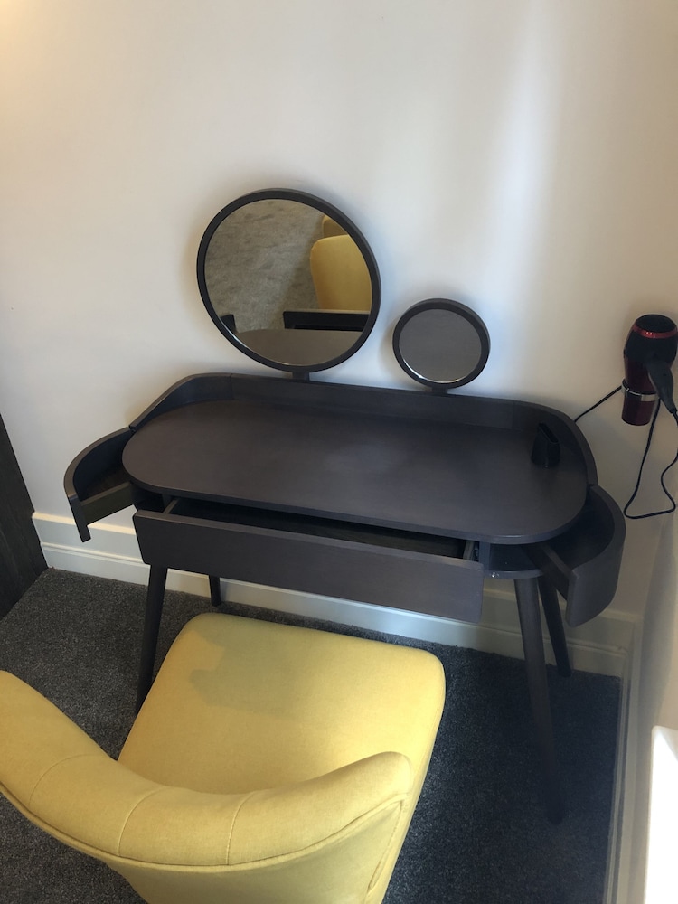 Family Apartment, Ensuite (Street View) photo 3