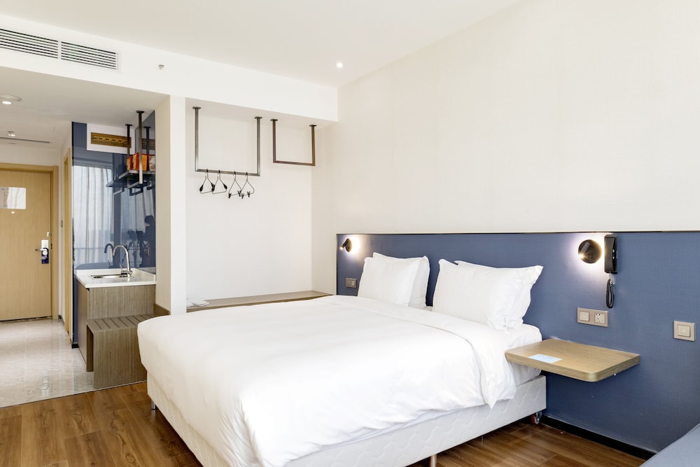 Standard Room, 1 King Bed (High Floor)