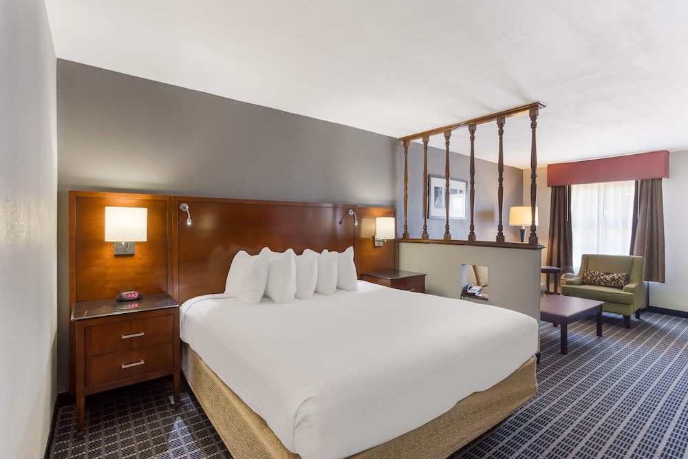 Suite, 1 King Bed, Non Smoking, Balcony (2nd Floor) photo 1