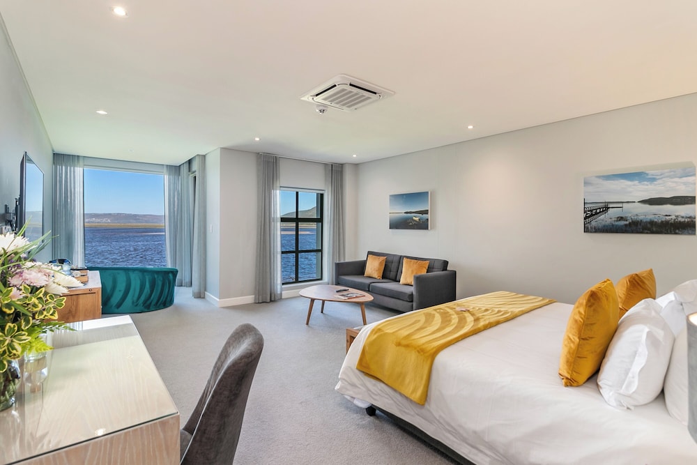 Deluxe Suite - Lake Facing - 5 photo 1