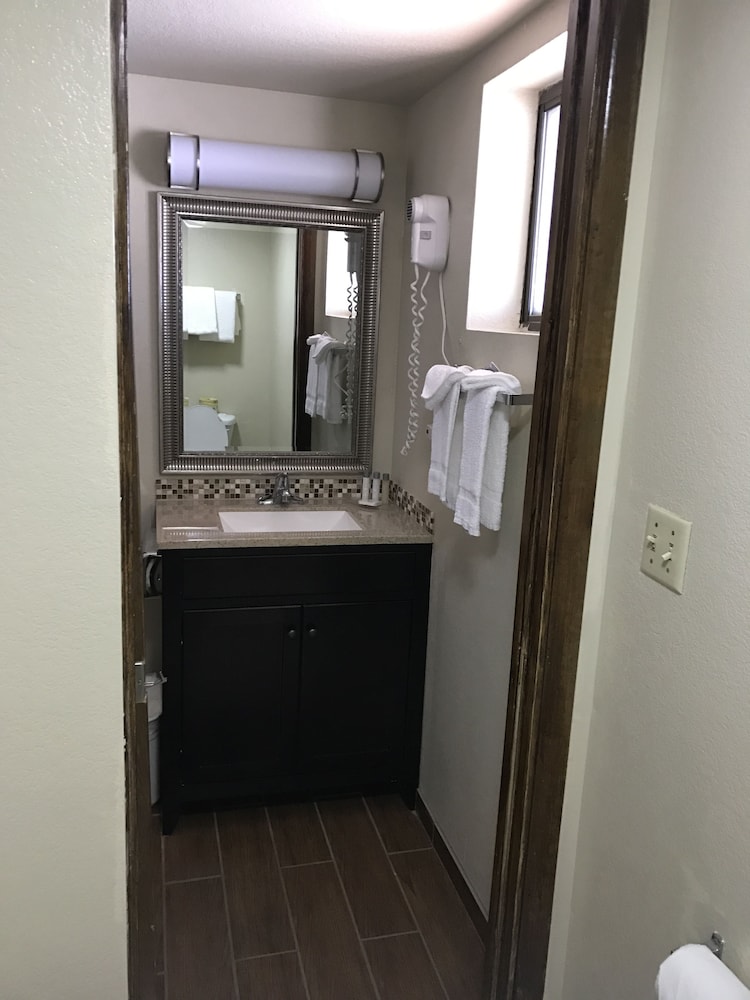 Deluxe Room, 2 Queen Beds, Non Smoking - Photo 10