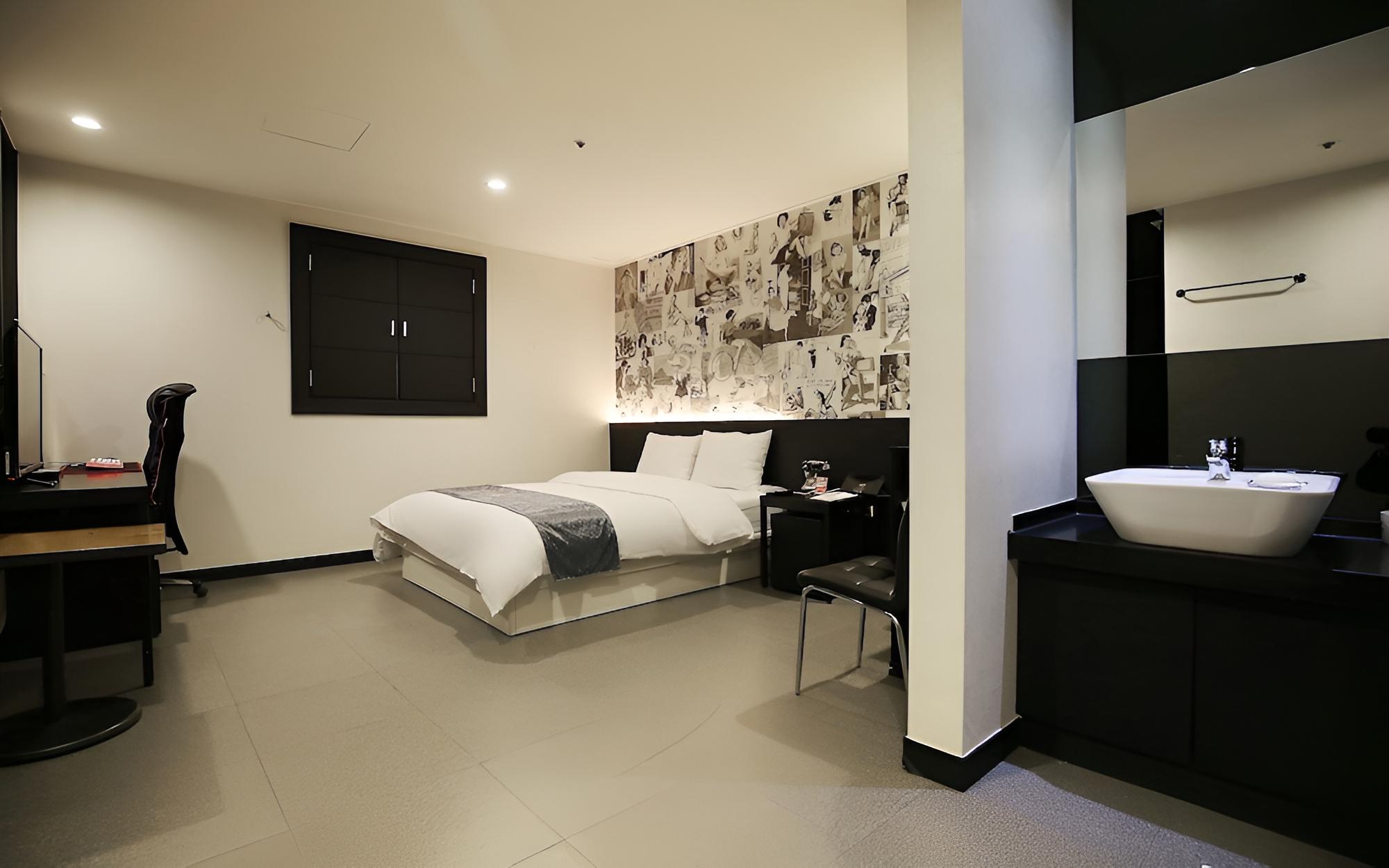 Room (VIP Cinema (100 inch screen twin bed ) photo 1