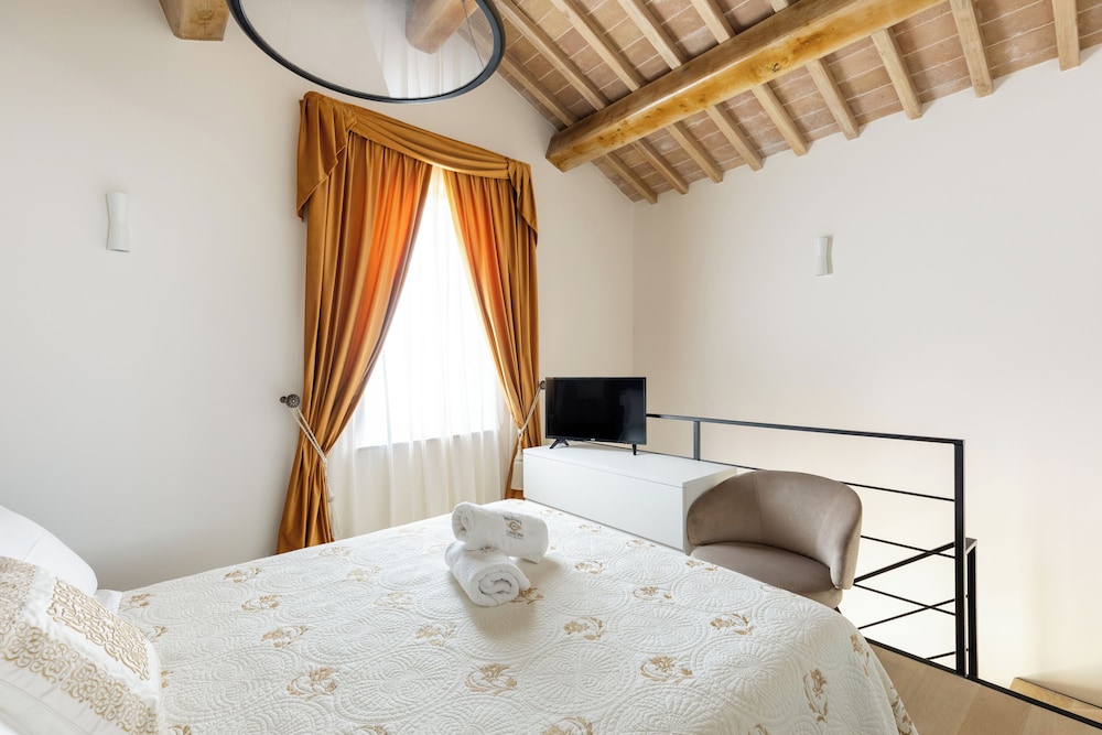 Superior Room, 1 King Bed, Private Bathroom, Hill View