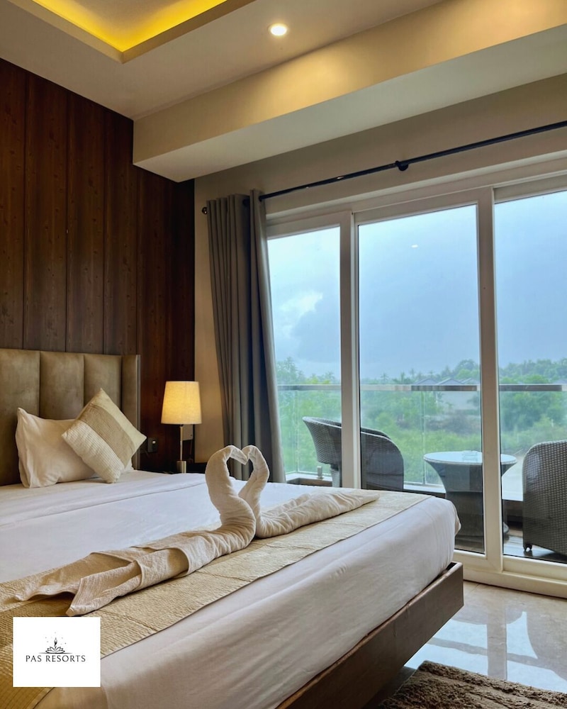 Luxury Suite, Balcony, Lake View