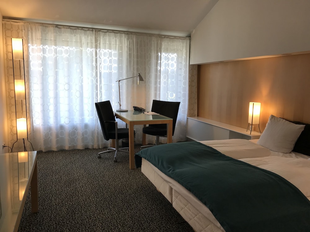 Business Room, 1 King Bed - Photo 5