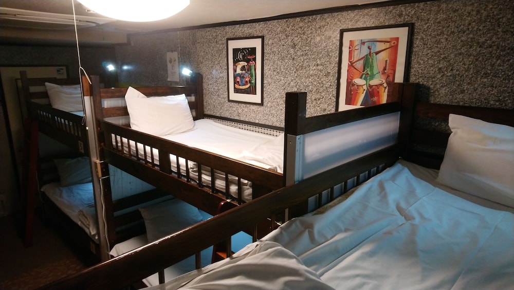 6 Beds Private Room with Bathroom photo 3