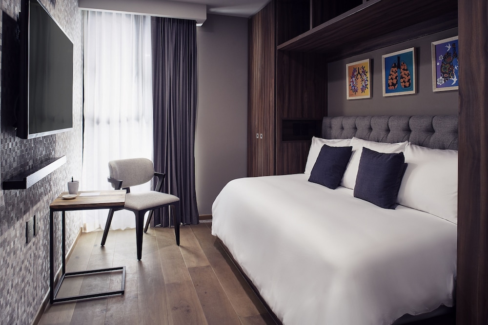 Design Suite, Multiple Beds, Non Smoking