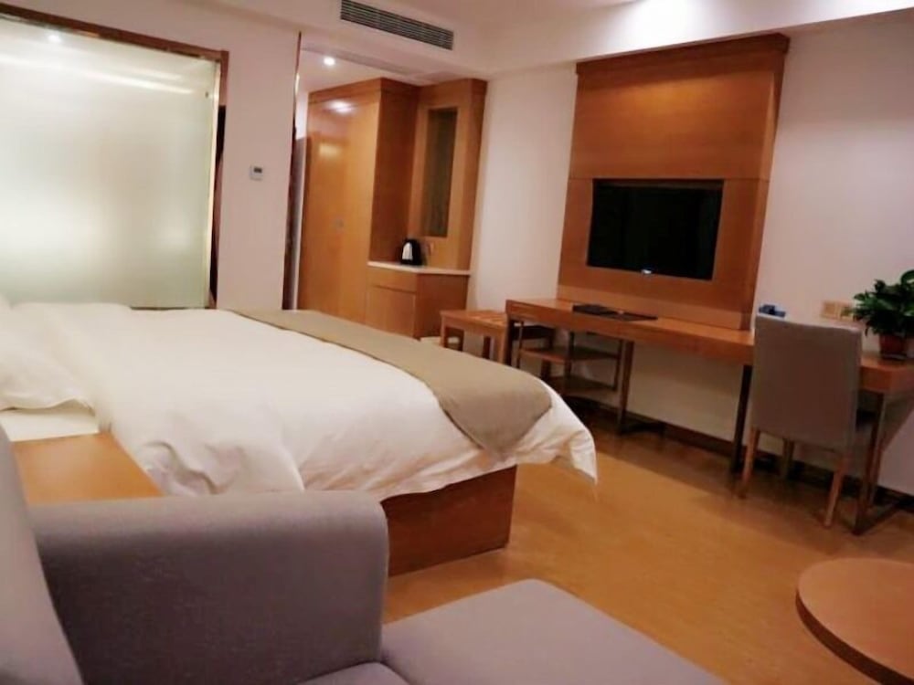Superior Room, 1 King Bed photo 3