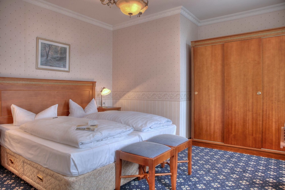 Classic Double Room, Partial Lake View